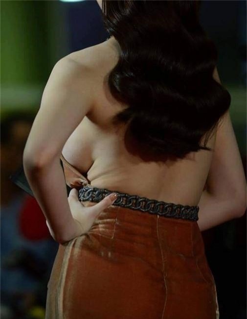 Mỹ nhân Việt khóc thét khi để lộ vòng hai ngồn ngộn - Ảnh 11.