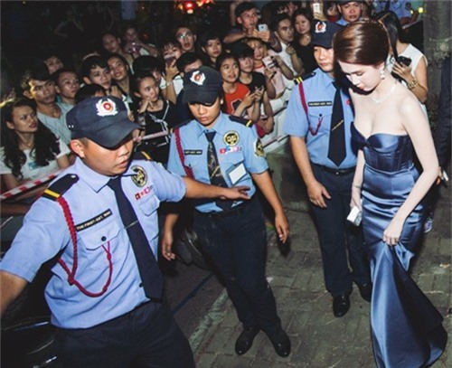 Mỹ nhân Việt khóc thét khi để lộ vòng hai ngồn ngộn - Ảnh 7.