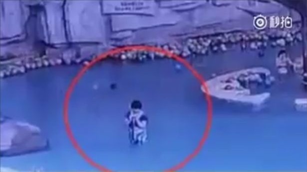 Mải nhắn tin điện thoại, bà mẹ để con trai 4 tuổi chết đuối trong hồ bơi dù đứng ngay cạnh - Ảnh 2.