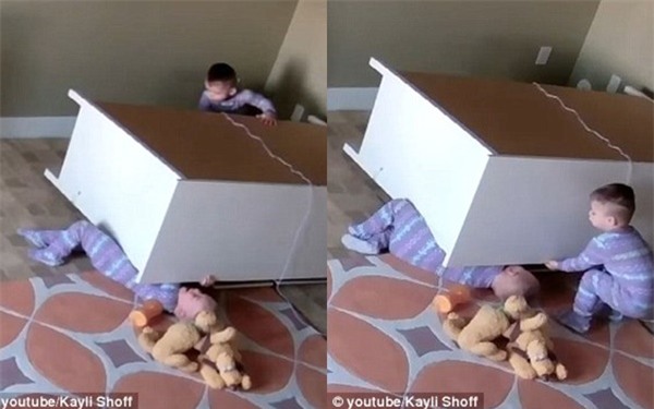 Vụ bé trai sinh đôi cứu em khi bị tủ quần áo đè: Dân mạng cho rằng clip là dàn dựng để... nổi tiếng - Ảnh 1.