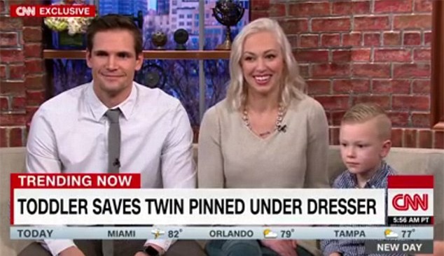 Vụ bé trai sinh đôi cứu em khi bị tủ quần áo đè: Dân mạng cho rằng clip là dàn dựng để... nổi tiếng - Ảnh 3.