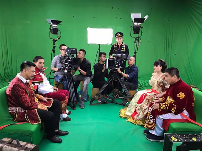 Vân Dung diêm dúa, Quang Thắng - Tự Long mặc trang phục độc lạ tập Táo quân 2017 - Ảnh 1.