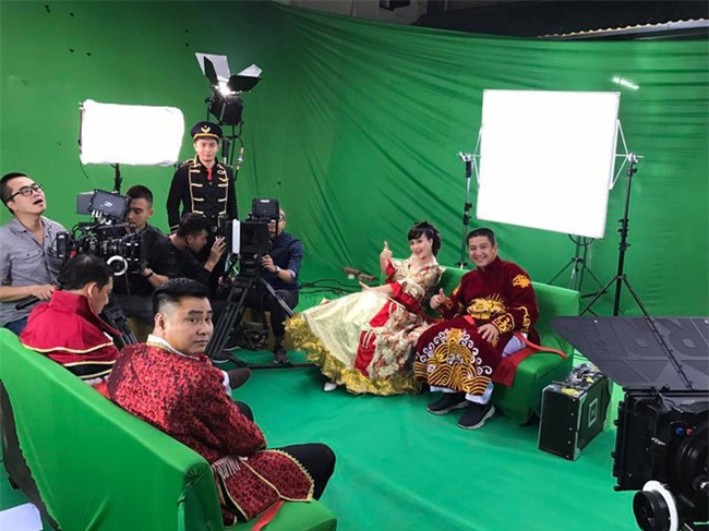 Vân Dung diêm dúa, Quang Thắng - Tự Long mặc trang phục độc lạ tập Táo quân 2017 - Ảnh 2.