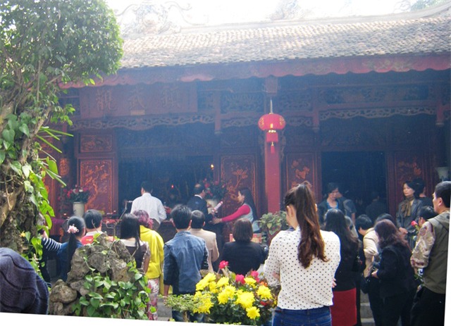 Đi lễ chùa sau Giao thừa đã trở thành nét đẹp ngày Tết của người dân. Ảnh: Hà Dương