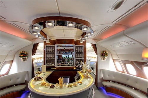 Khoang máy bay đầy đủ tiện nghi, giúp các cầu thủ khuây khỏa ở các chuyến đi xa