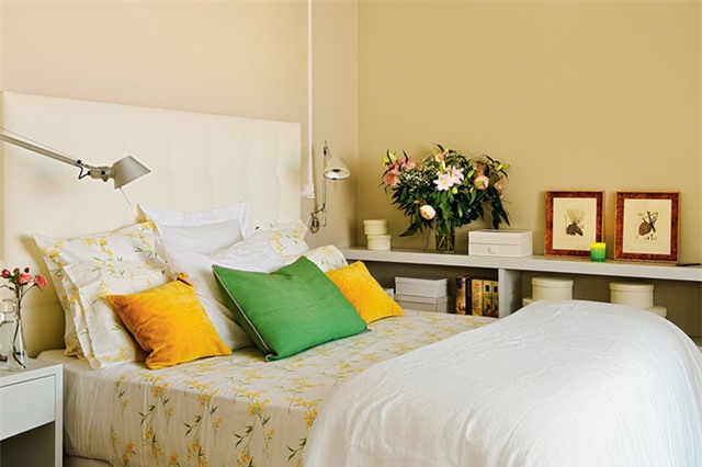 Đặt thêm bình hoa tươi nhằm kích hoạt sinh khí, tài lộc.