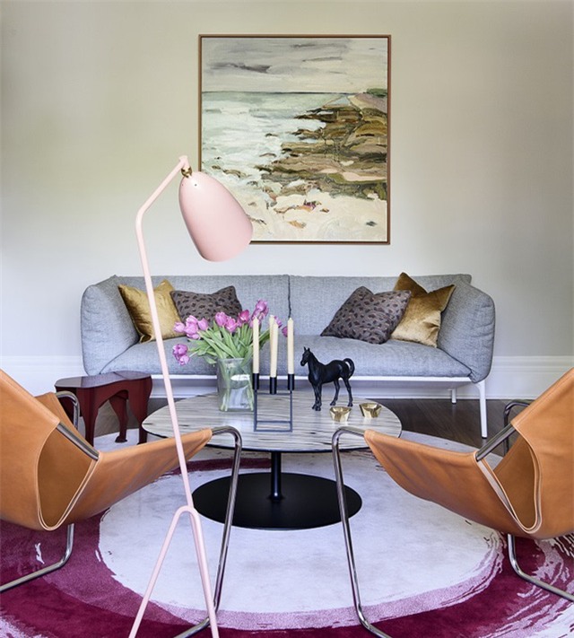 Đặt bàn trà song song với cửa sổ.