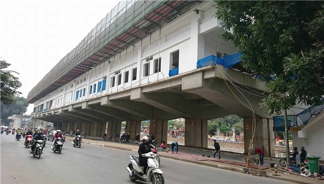 Hà Nội: Người đàn ông nghi rơi từ đường sắt trên cao