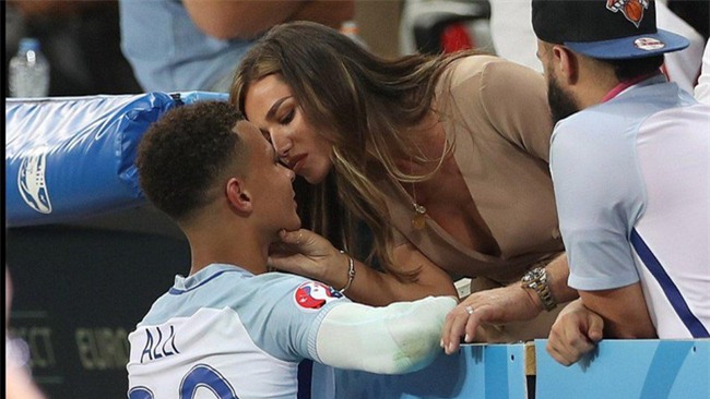 Sao Tottenham lãng mạn đi ăn tối cùng bạn gái người mẫu nội y - Ảnh 3.