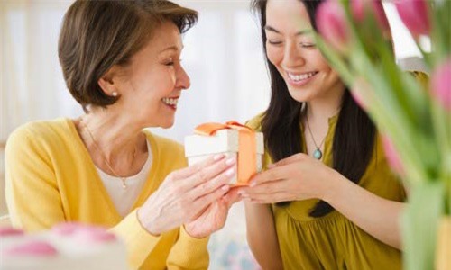 roi nuoc mat voi mon qua cua me chong ngay cuoi nam - 1