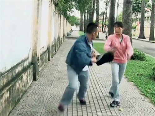 nguòi phụ nũ ỏ sài gòn bị giạt túi xách chua 500 triẹu dòng khi di an trua - 1