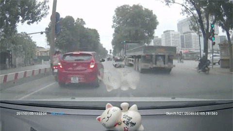 Clip: Cô gái lồm cồm bò ra từ gầm xe sau khi container chạy qua khiến nhiều người hoảng hốt - Ảnh 2.