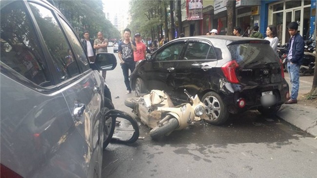 Hàng chục người nâng 'xe điên' cứu cháu bé mắc kẹt