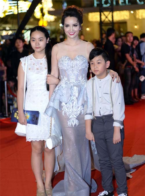 ngam dan my nhan khoe nguc