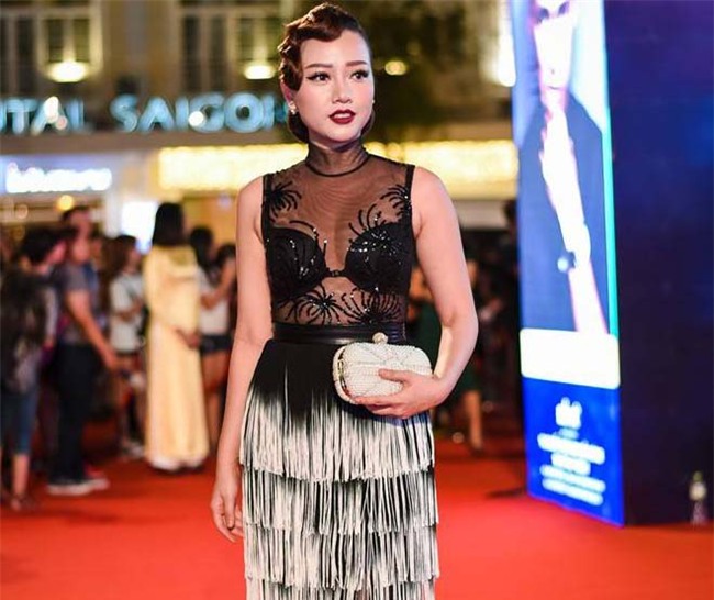 ngam dan my nhan khoe nguc