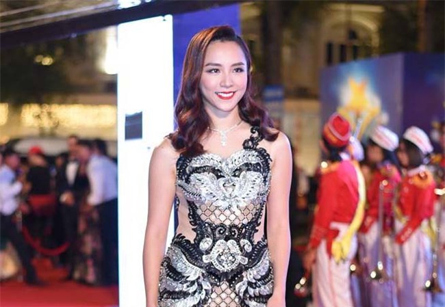 ngam dan my nhan khoe nguc 