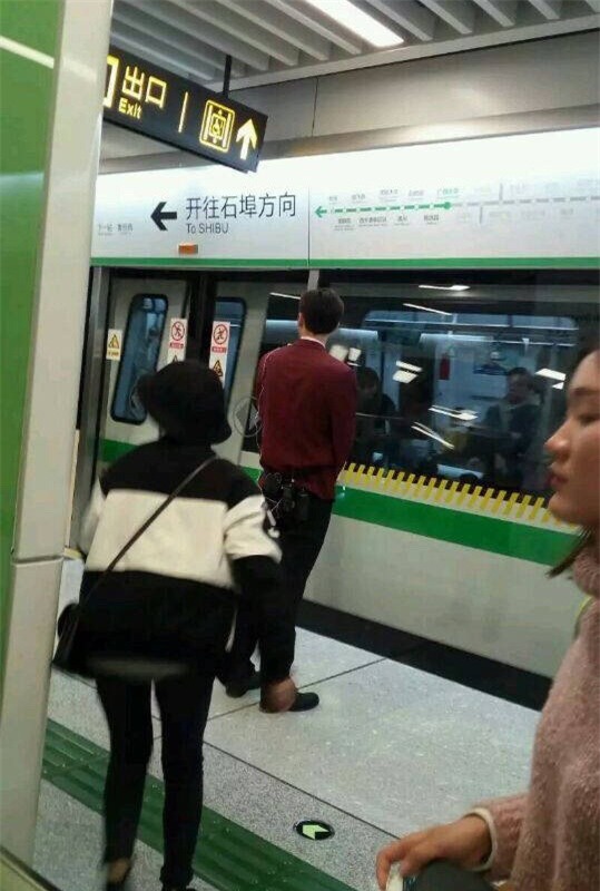 Đẹp trai quá mức quy định, nam nhân viên tàu điện ngầm bị thuyên chuyển công tác để đảm bảo an toàn ga - Ảnh 5.