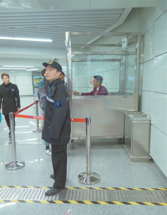 Đẹp trai quá mức quy định, nam nhân viên tàu điện ngầm bị thuyên chuyển công tác để đảm bảo an toàn ga - Ảnh 7.