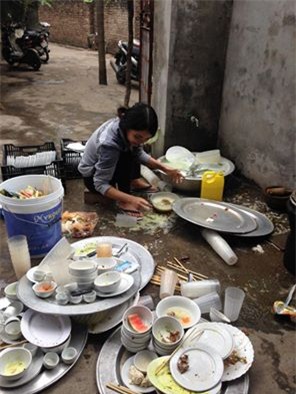 Lần đầu về nhà bạn trai ra mắt, cô gái suýt ngất xỉu vì phải một mình cân cả núi bát đĩa bẩn - Ảnh 5.