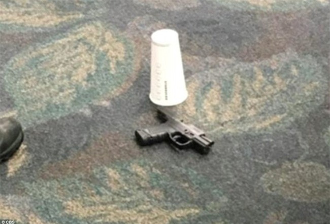 Hiện trường xả súng đẫm máu, hỗn loạn ở sân bay Mỹ khiến ít nhất 5 người thiệt mạng - Ảnh 2.