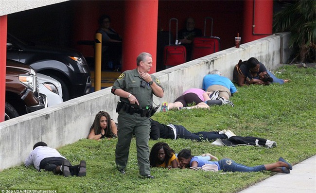 Hiện trường xả súng đẫm máu, hỗn loạn ở sân bay Mỹ khiến ít nhất 5 người thiệt mạng - Ảnh 9.