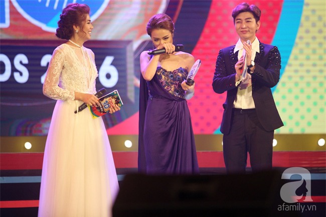 Hoàng Thùy Linh bật khóc khi đoạt giải thưởng âm nhạc đầu tiên trong sự nghiệp - Ảnh 3.