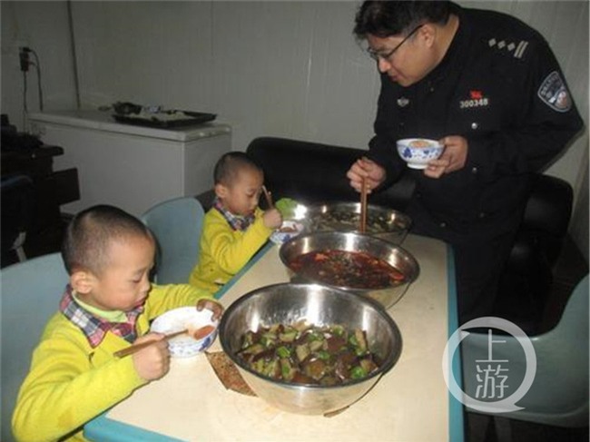 2 con sinh đôi bị lạc, bố mẹ không biết gì vẫn thản nhiên mua sắm - Ảnh 1.