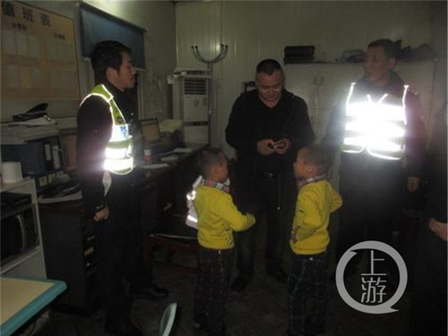 2 con sinh đôi bị lạc, bố mẹ không biết gì vẫn thản nhiên mua sắm - Ảnh 2.