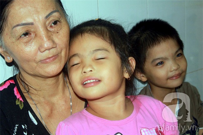 Hai em bé câm điếc có đôi mắt màu xanh bí ẩn ở Sài Gòn đã nghe được những thanh âm đầu tiên - Ảnh 1.