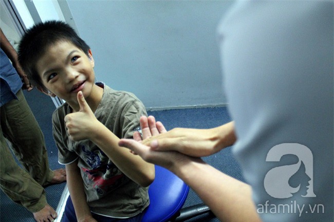 Hai em bé câm điếc có đôi mắt màu xanh bí ẩn ở Sài Gòn đã nghe được những thanh âm đầu tiên - Ảnh 12.