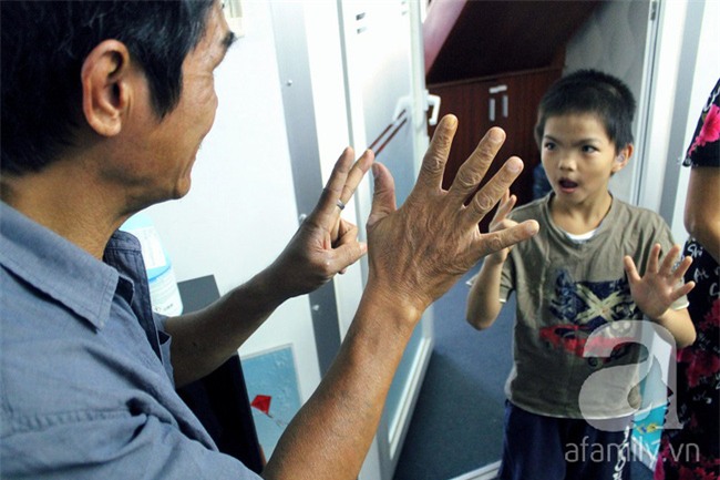 Hai em bé câm điếc có đôi mắt màu xanh bí ẩn ở Sài Gòn đã nghe được những thanh âm đầu tiên - Ảnh 15.