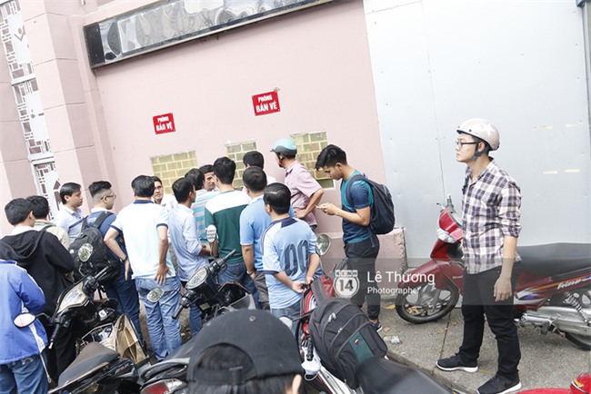 Chủ tịch Công Vinh trực tiếp bán vé, ký tặng áo cho fan - Ảnh 1.