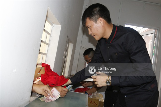 Chủ tịch Công Vinh trực tiếp bán vé, ký tặng áo cho fan - Ảnh 2.
