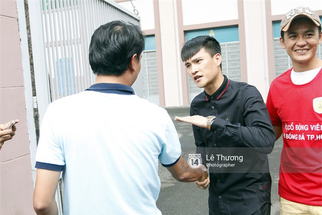 Chủ tịch Công Vinh trực tiếp bán vé, ký tặng áo cho fan - Ảnh 4.