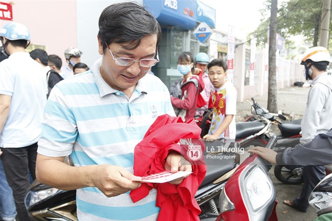 Chủ tịch Công Vinh trực tiếp bán vé, ký tặng áo cho fan - Ảnh 5.