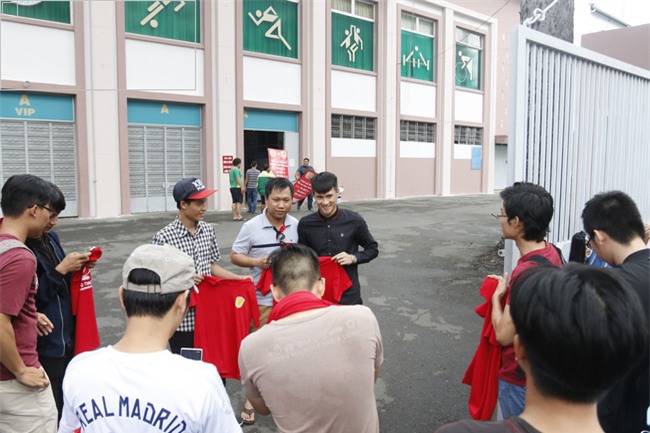 Chủ tịch Công Vinh trực tiếp bán vé, ký tặng áo cho fan - Ảnh 6.