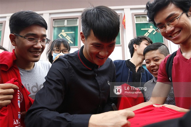 Chủ tịch Công Vinh trực tiếp bán vé, ký tặng áo cho fan - Ảnh 7.