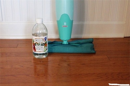 meo vat tay sach vet ban, vet o tren nen gach de ghi diem truoc me chong - 2