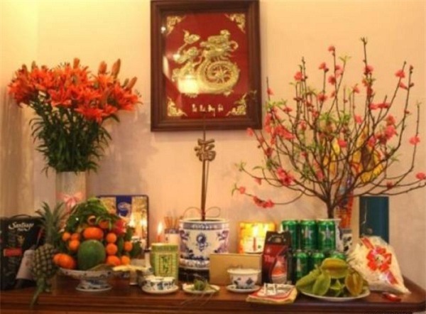 Hoa bày ban thờ Tết nên chọn hoa bền màu (ảnh minh họa)