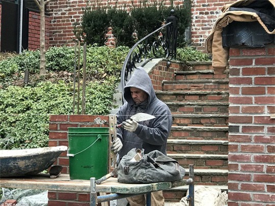 Công nhân gấp rút xây tường nhà cho Tổng thống Obama