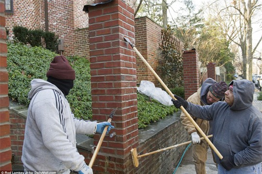 Công nhân gấp rút xây tường nhà cho Tổng thống Obama