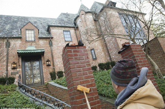 Quá trình tu sửa diễn ra cách đây vài tuần. Ảnh: DAILY MAIL