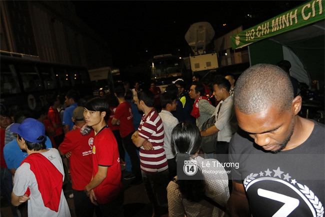 Hành động của Công Vinh khiến hàng ngàn cổ động viên TPHCM xúc động - Ảnh 12.