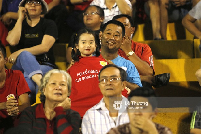 Hành động của Công Vinh khiến hàng ngàn cổ động viên TPHCM xúc động - Ảnh 4.
