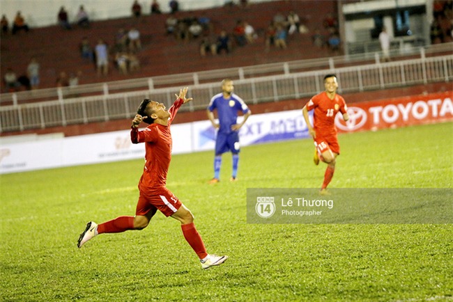 Hành động của Công Vinh khiến hàng ngàn cổ động viên TPHCM xúc động - Ảnh 6.