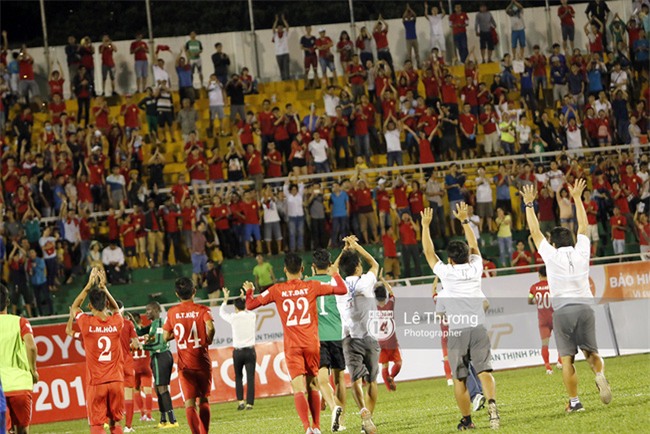 Hành động của Công Vinh khiến hàng ngàn cổ động viên TPHCM xúc động - Ảnh 7.