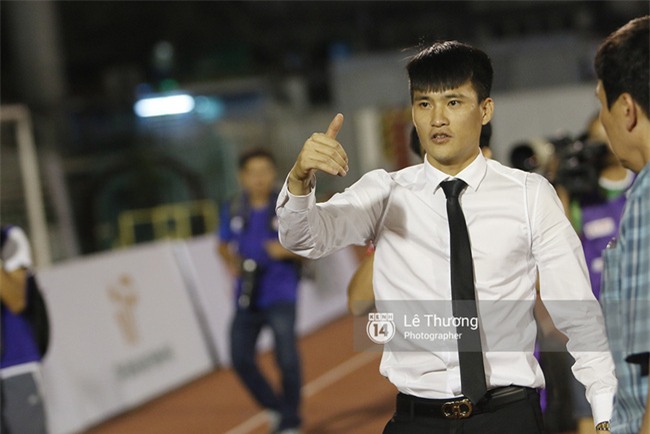 Hành động của Công Vinh khiến hàng ngàn cổ động viên TPHCM xúc động - Ảnh 9.