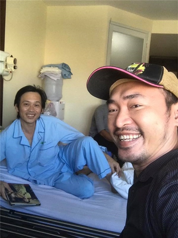 Tuy nhiên, mới đây trên trang cá nhân, nghệ sĩ hài Tiến Luật đã chia sẻ bức ảnh NSƯT Hoài Linh tươi cười khi vừa tỉnh lại sau cơn mê man. Ông xã
