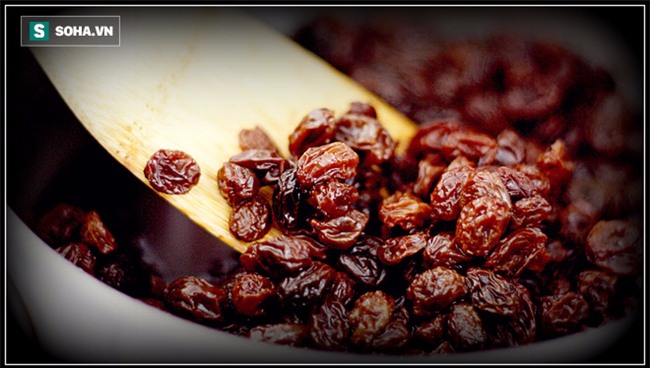 8-10 quả nho khô ngâm nước qua đêm: Lợi ích không đếm xuể! - Ảnh 1.