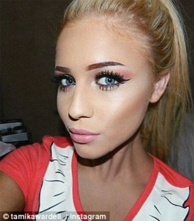 Đố bạn phân biệt được đâu bà mẹ 45 tuổi và 2 cô con gái trong những bức ảnh này - Ảnh 13.